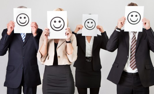 Personas con caritas felices en el trabajo
