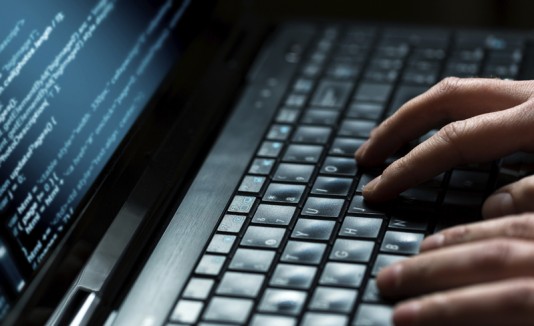 Hacker en una computadora.