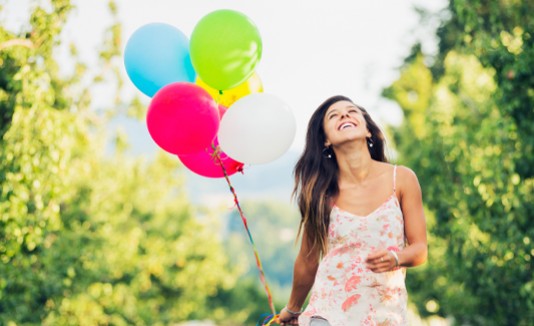 Mujer feliz con globos