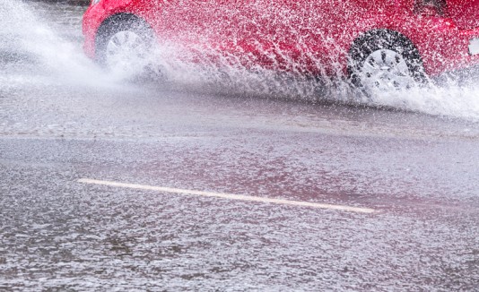 Carro en inundaciones