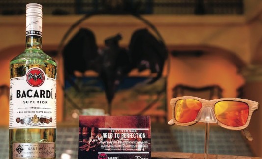 Las gafas Bacardí fueron hechas por los artesanos locales de Raw Eyewear, quienes usaron materia prima del país para su confección.