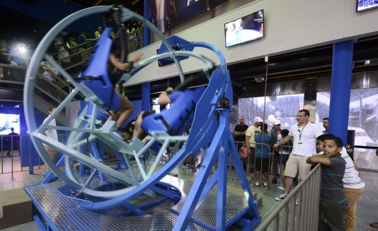 El giroscopio fue una de las nuevas atracciones más solicitadas por los visitantes en la inauguración.