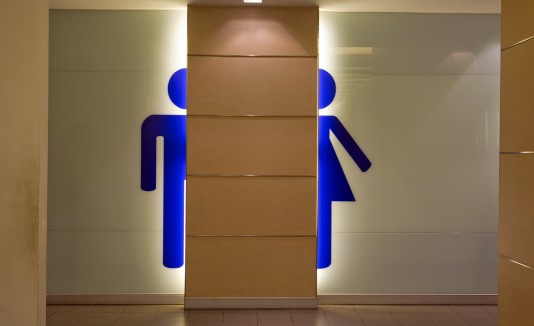 El reclamo de una estudiante transgénero llevó a Educación a identificar un baño que pudiera utilizar.