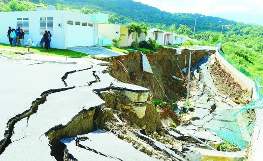 El deslizamiento en Hacienda Las Lomas en Ceiba ocurrió en noviembre pasado. A la derecha, la residente María Arroyo.