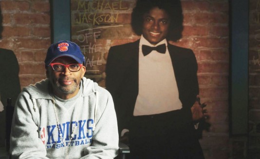 La producción dirigida por Spike Lee, capta la evolución de Jackson de un niño estrella triunfal a un astro adulto polifacético del entretenimiento que trasciende las barreras raciales.