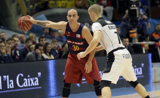 Arroyo, del FC Barcelona, es gardeado por Alex Ruoff.