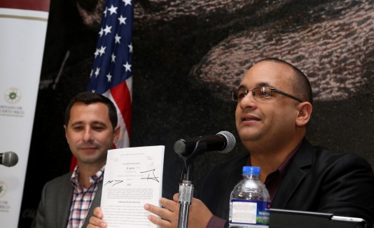 Los legisladores Ramón Luis Rivera Nieves y José Nadal Power presentaron su propuesta en el Centro de bellas Artes de Santurce.