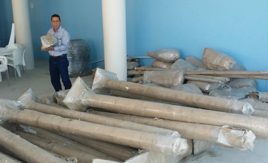 El alcalde Isidro Negrón inspecciona las carpas y accesorios recibidos de Colombia.