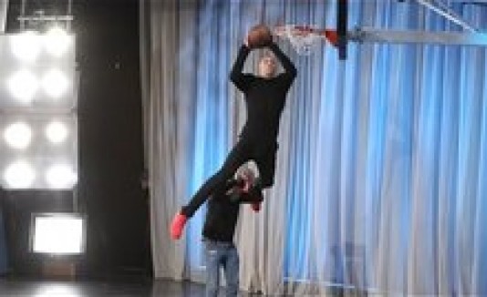 Ellen DeGeneres recibe clases de donqueo con Aaron Gordon