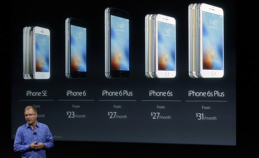 El vicepresidente de Apple, Greg Joswiak, destacó que el dispositivo tiene las mismas funcionalidades de los iPhone 6 lanzados en 2014.