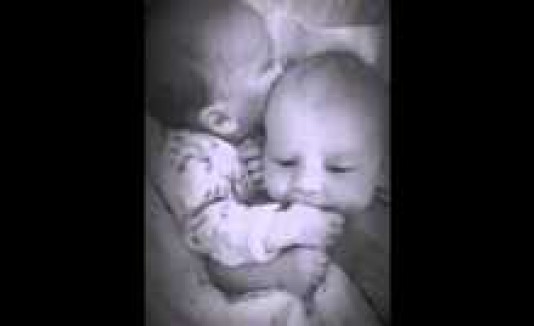 Tierno momento entre gemelos
