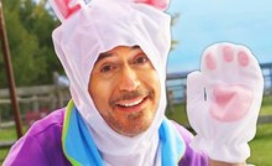 Robert Downey Jr. se viste de conejito