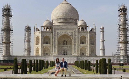 Pareja real británica visita el Taj Mahal