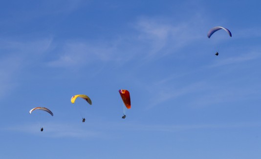Cielo despejado con paracaidas