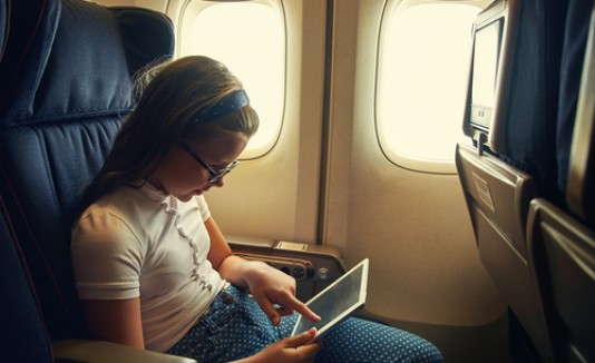 Niña en avión