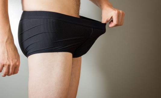 Hombre con ropa interior