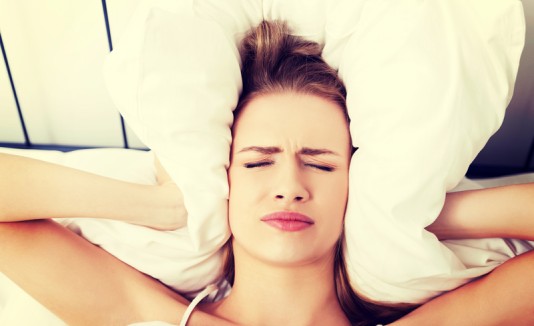Mujer con migraña o dolor de cabeza