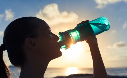 Mujer toma agua