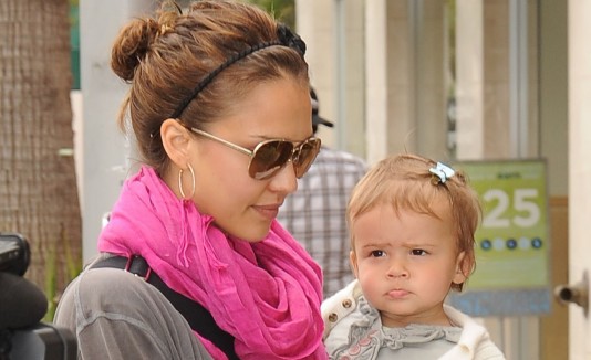 La actiz Jessica Alba junto a su hija Marie.