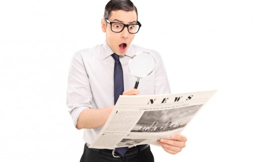 Hombre sorprendido leyendo