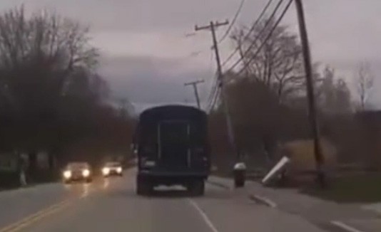 VÍDEO: Niño roba autobús escolar y va de paseo