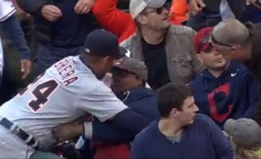 La cara de este fanático y la de Miguel Cabrera no tienen precio
