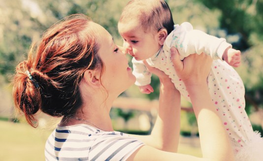 Madre joven con su bebé