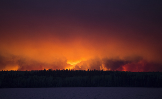 Incendio cerca de Anzac, en alrededores de Fort McMurray en Alberta, Canadá.