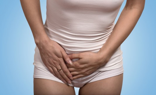 Mujer con dolor en los ovarios o parte baja de la barriga.