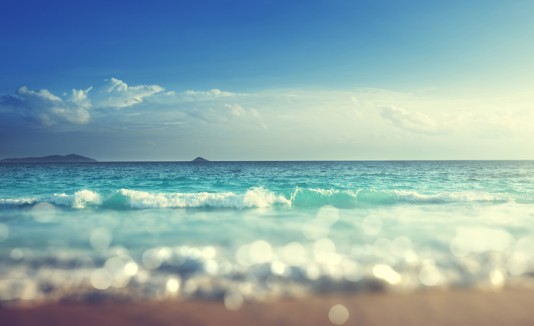 Playa con clima soleado