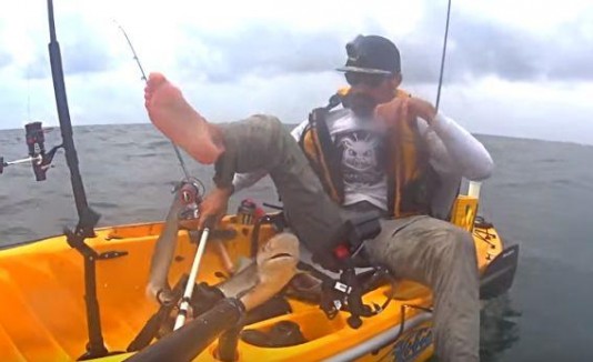 Pescador tiburon bebe
