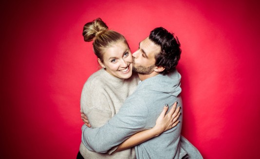 Hombre besando a mujer feliz