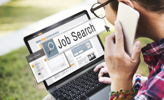 Buscando empleo en una computadora