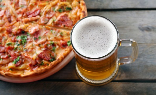 Pizza y cerveza