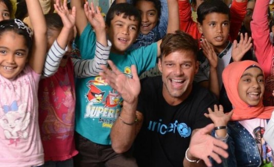 Ricky Martin comparte con refugiados sirios