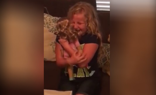 Video de niña recibiendo muñeca con prótesis se vuelve viral