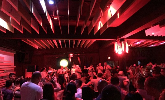 Q abre de viernes a domingo a partir de las 8:00 p.m.