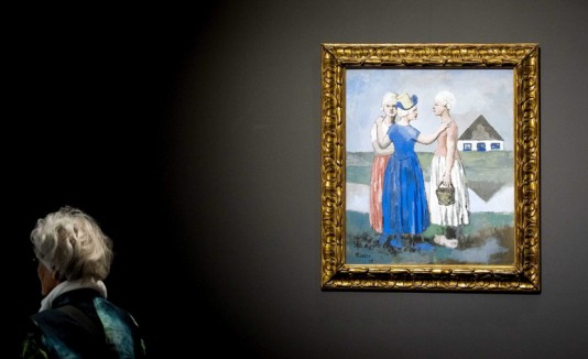 Una visitante observa una obra realizada por el pintor español Pablo Picasso durante su estancia en Holanda