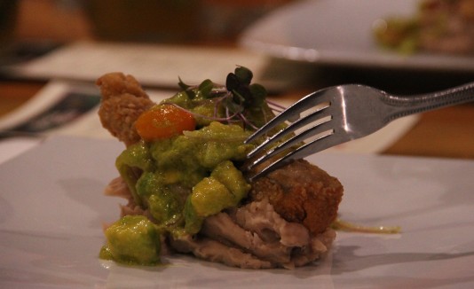 Chicharrón de pescado de temporada sobre majado de malanga lila con ensalada de aguacates y tomates.