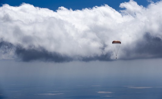 La cápsula Soyuz TMA-19M descendiendo a tierra.