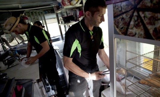 Carlos Marina Vega (al fondo), de “Sabor A Tango” en Arecibo, repudió la entrada de Denny's al mercado de los Food Trucks.