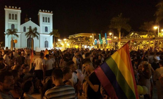 La vigilia en memoria de las víctimas del ataque a la discoteca Pulse, en Orlando, se llevó a cabo en la Plaza Pública de Isabela.