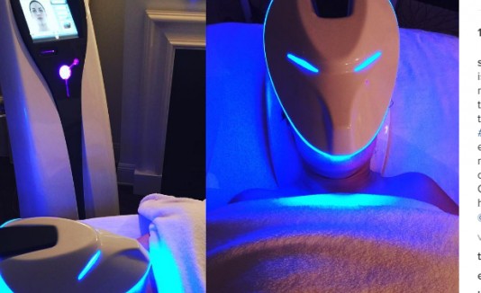 Salma Hayek compartió una foto de su tratamiento facial.