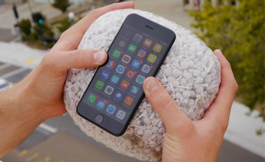 iPhone en una bolsa de garbanzos