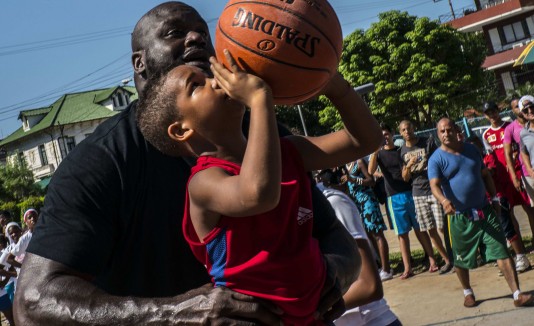 Shaquille O'Neil ofreció clínicas de baloncesto en Cuba.