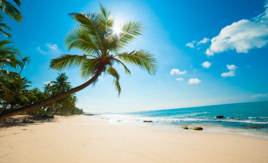 Playa con clima soleado