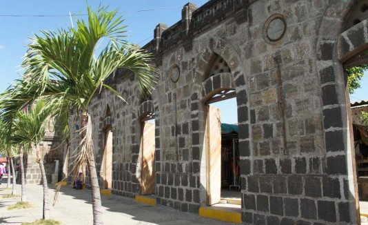 Masaya, Nicaragua.El Malecón, el templo de San Jerónimo, la Fortaleza de El Coyotepe, la Laguna de Masaya y el Parque Nacional Volcán Masaya son algunos de los grandes atractivos turísticos de Masaya. Este lugar sobresale por su espectacular arquitectura