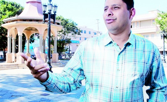 Alcalde de Arecibo, Carlos Molina, espera por la respuesta del secretario de Educación, Rafael Román.