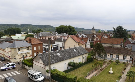 Vista general del pueblo de Saint-Etienne-du-Rouvray, Normandy, Francia.