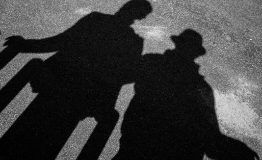 Sombras de dos hombres